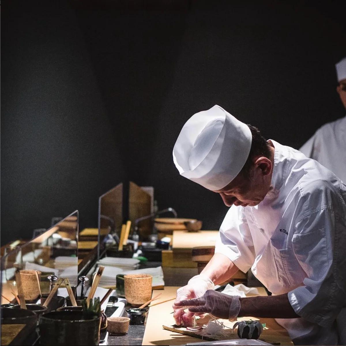 Kuchař připravující sushi